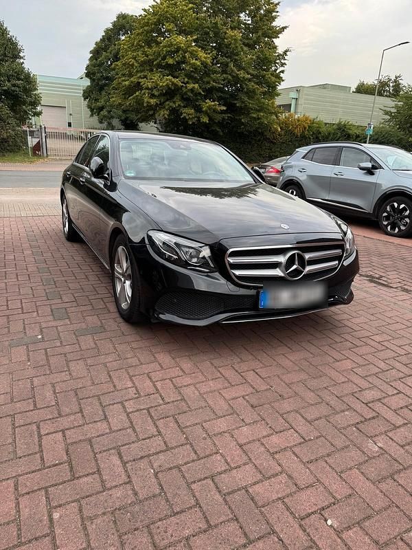 Schwarz Gebraucht 2017 Mercedes E220 Avantgarde Limousine | 25.490 € (Superpreis) - Bild 1/4