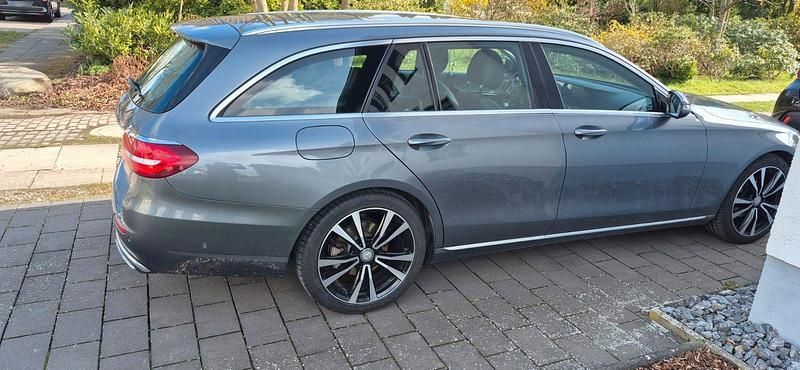 Gebraucht Mercedes E220 Avantgarde 194 PS (142 kW) 2017 Grau Kombi
