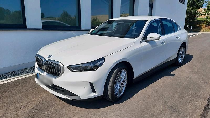 Weiß Gebraucht 2024 BMW i5 Limousine | 45.990 € (Teuer) - Bild 1/4