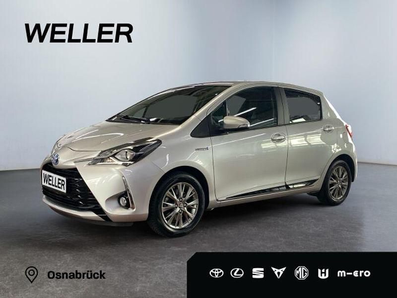 Silber Gebraucht 2017 Toyota Yaris Hybrid Comfort Kleinwagen | 15.490 € (Fairer Preis) - Bild 1/3