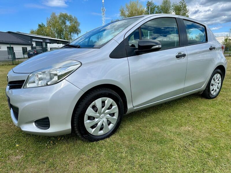 Silber Gebraucht 2013 Toyota Yaris Cool Limousine | 4.000 € (Etwas zu teuer) - Bild 1/4