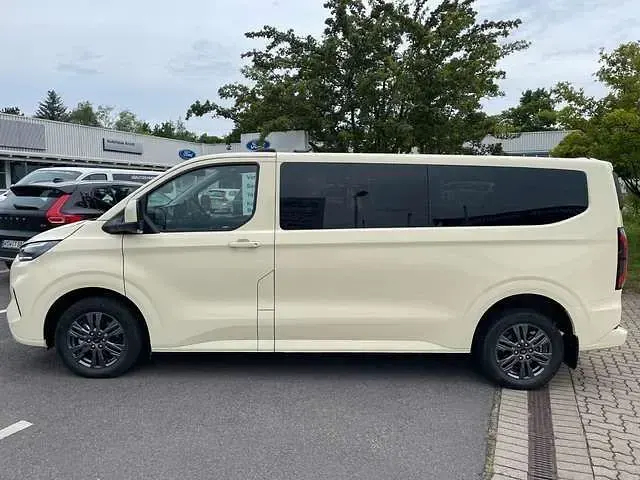 Neu Ford Tourneo Titanium 170 PS (125 kW) 2026 Folierung hellelfenbein ral 10 Van / Kleinbus