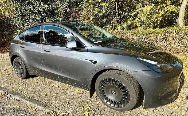 Grau Gebraucht 2021 Tesla Model Y Long Range AWD SUV | 29.700 € (Fairer Preis) - Bild 1/4