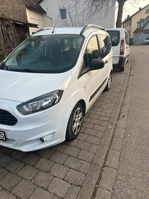 Gebraucht Ford Tourneo Courier 105 PS (77 kW) 2017 Weiß Van / Kleinbus
