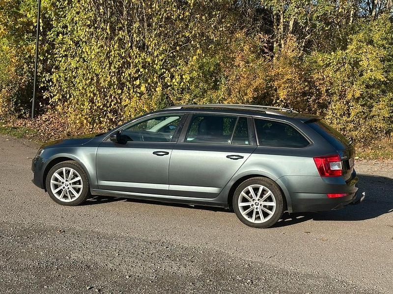 Grau Gebraucht 2017 Skoda Octavia Drive Kombi | 8.200 € (Fairer Preis) - Bild 1/4