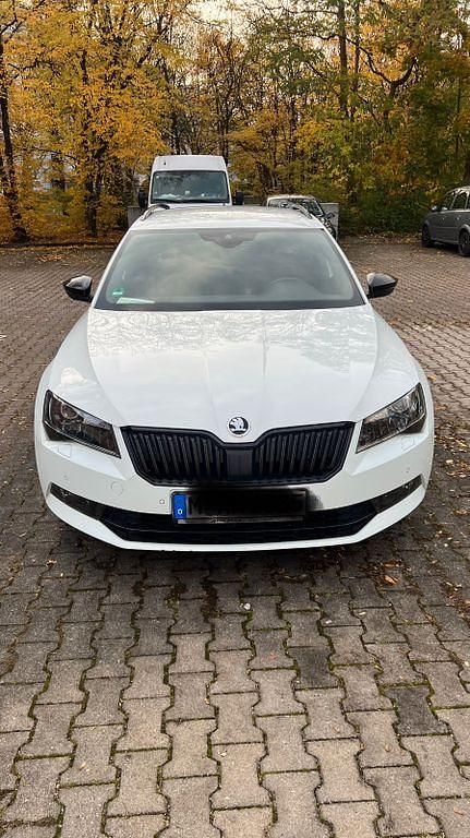 Weiß Gebraucht 2017 Skoda Superb SportLine Kombi | 20.999 € (Fairer Preis) - Bild 1/4