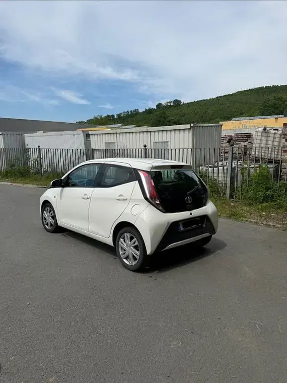 Używany Toyota Aygo 69 KM (50 kW) 2016 Biały Hatchback