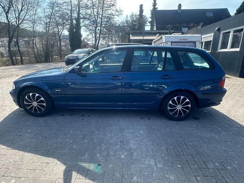 Gebraucht BMW 320 136 PS (100 kW) 2000 Blau Kombi