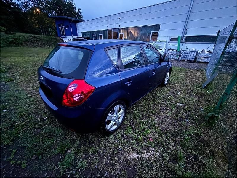 Usata Kia Ceed 126 CV (92 kW) 2008 Blu Utilitaria