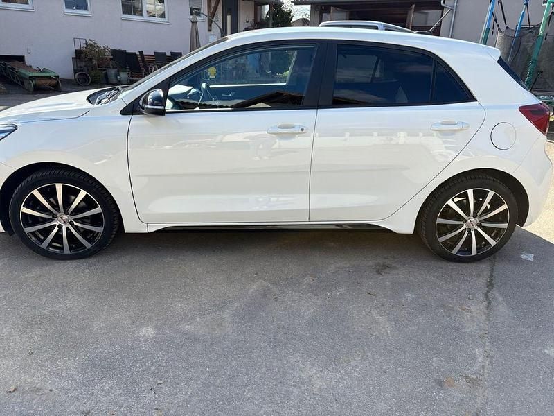 Gebraucht Kia Rio DREAM-TEAM Edition 101 PS (74 kW) 2018 Weiß Limousine