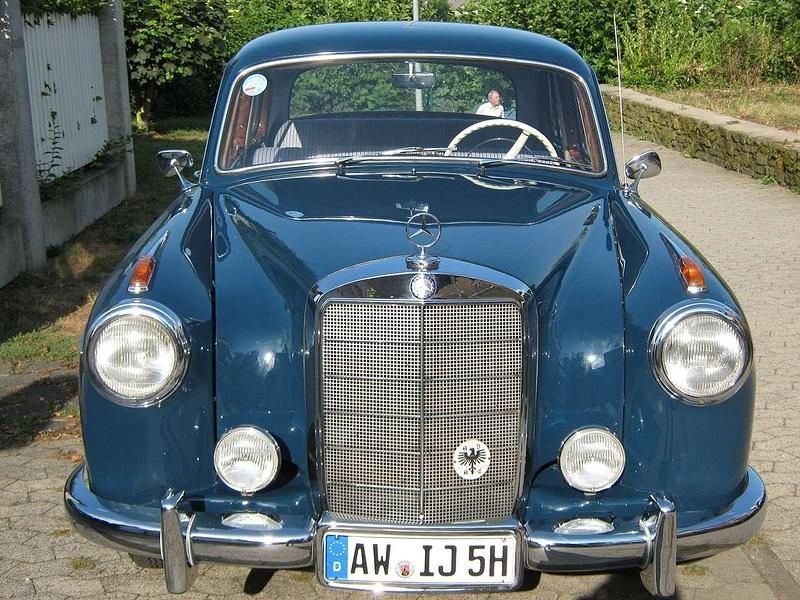 Blau Gebraucht 1956 Mercedes 220 Limousine | 29.950 € - Bild 1/4