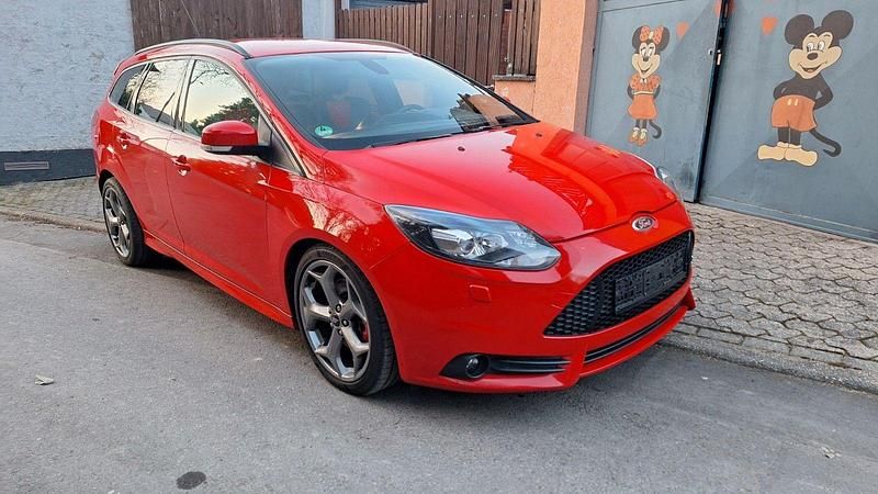 Gebraucht Ford Focus ST 250 PS (183 kW) 2013 Rot Kombi