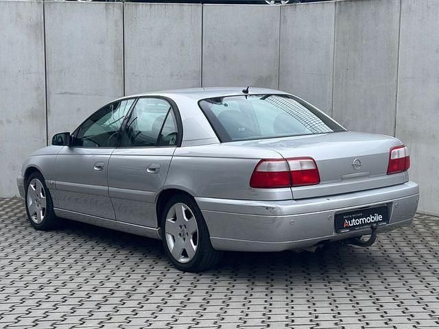 Usado Opel Omega 211 HP (155 kW) 2000 Prateado Sedan