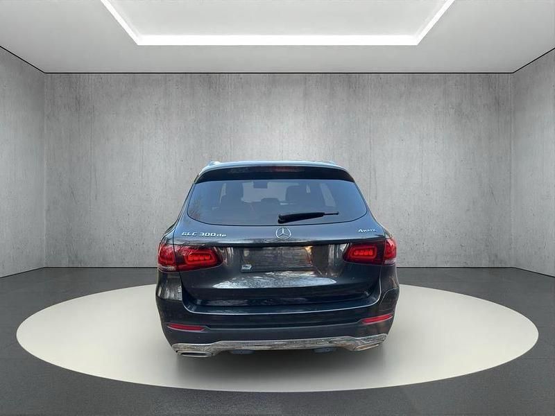 Gebraucht Mercedes GLC300e 306 PS (225 kW) 2021 Schwarz SUV