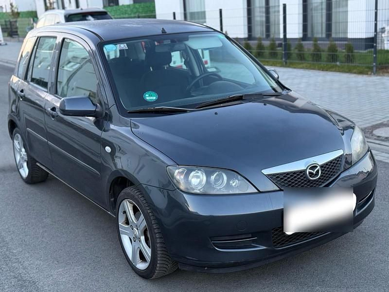 Grau Gebraucht 2006 Mazda 2 Kleinwagen | 2.499 € (Fairer Preis) - Bild 1/4