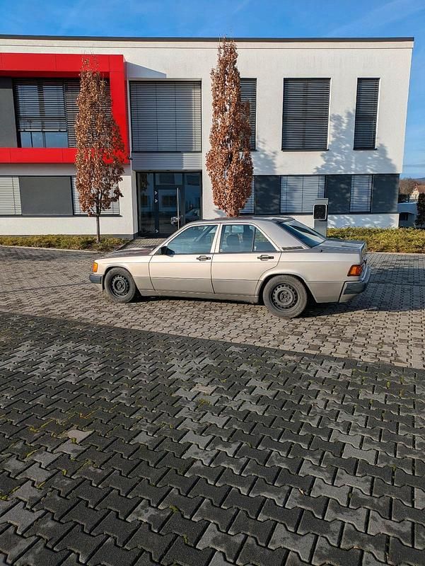 Gebraucht Mercedes 190 109 PS (80 kW) 1990 Silber Limousine