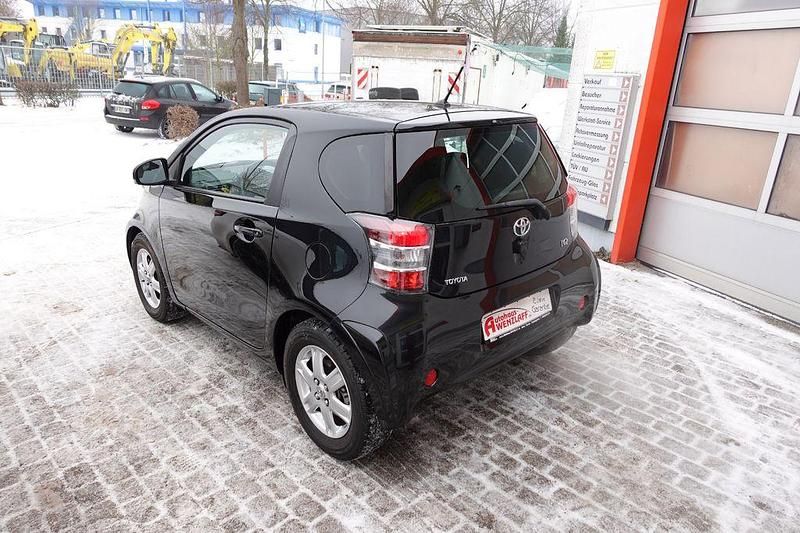 Gebraucht Toyota iQ 98 PS (72 kW) 2013 Schwarz Kleinwagen