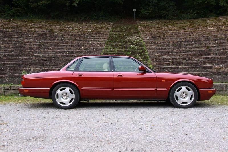 Używany Jaguar XJR 320 KM (235 kW) 1997 Czerwony Sedan/Limuzyna