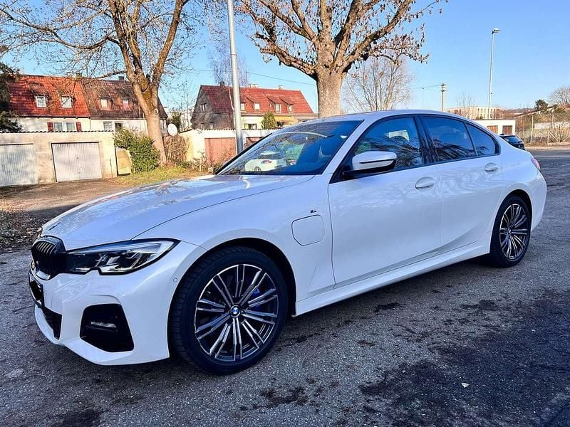 Weiß Gebraucht 2019 BMW 330e M Sport Limousine | 28.900 € (Etwas zu teuer) - Bild 1/4