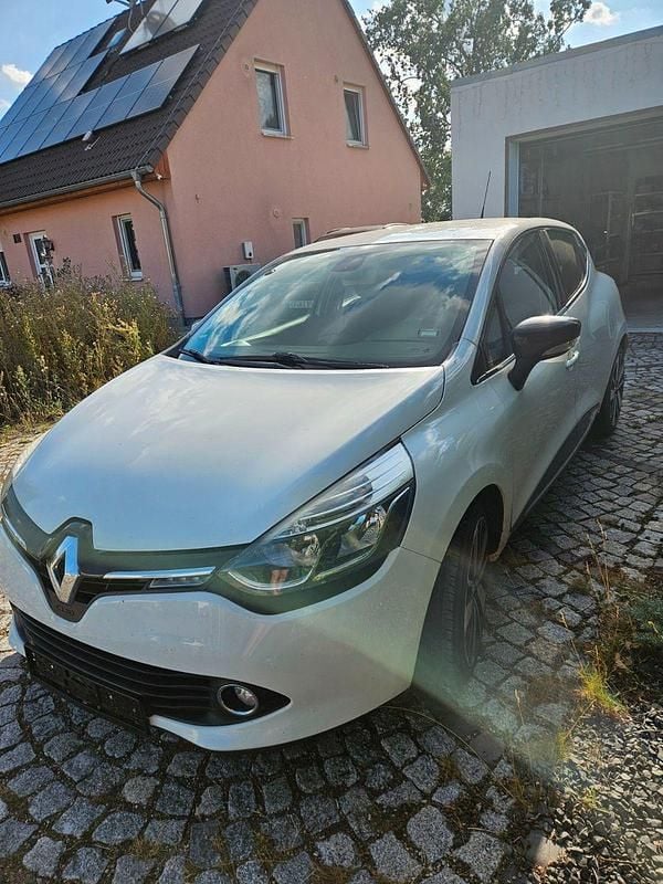 Weiß Gebraucht 2015 Renault Clio IV Luxe Kleinwagen | 6.490 € (Guter Preis) - Bild 1/4