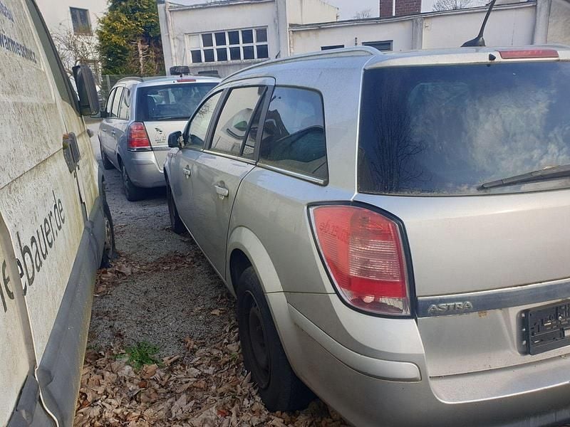 Gebraucht Opel Astra Edition 110 PS (80 kW) 2010 Silber Kombi