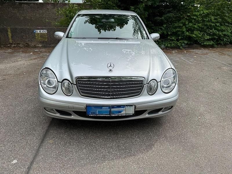 Silber Gebraucht 2006 Mercedes E220 Classic Limousine | 5.500 € (Fairer Preis) - Bild 1/4