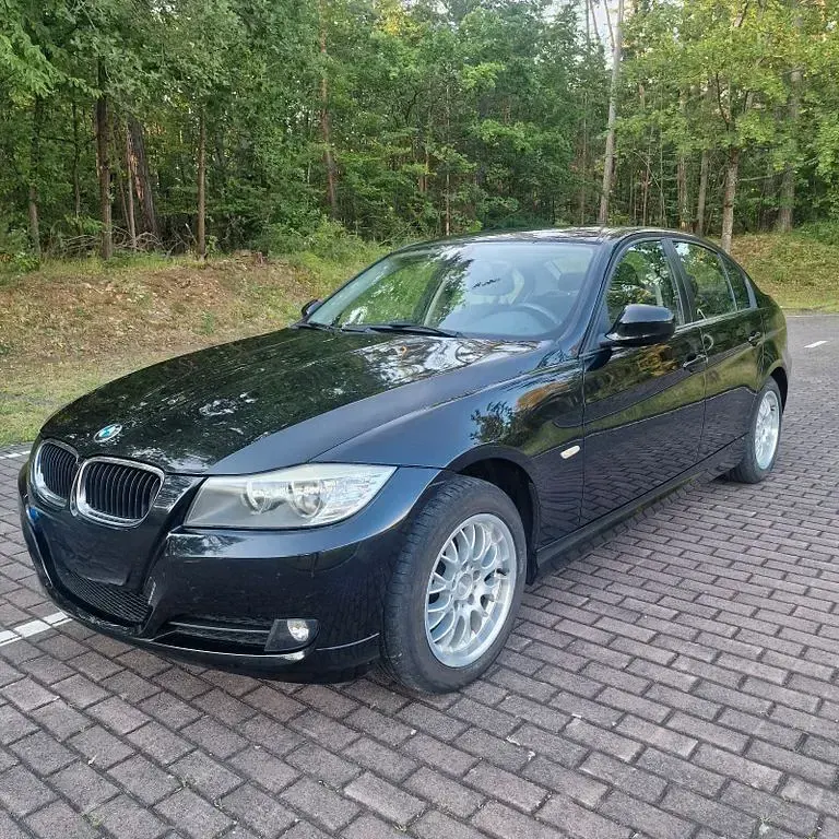 Gebraucht BMW 318 143 PS (105 kW) 2011 Schwarz Limousine