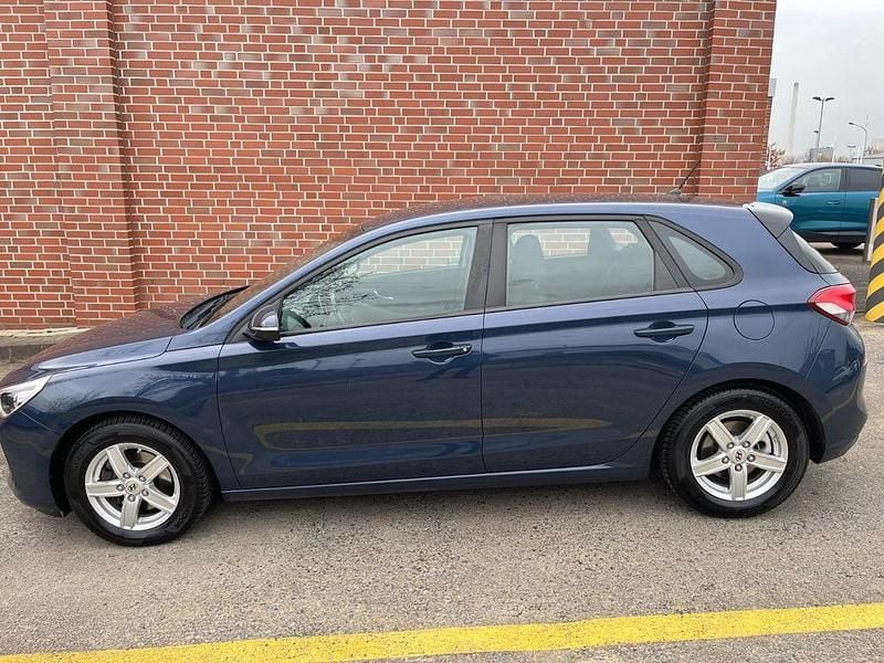 Gebraucht Hyundai i30 Select 120 PS (88 kW) 2017 Blau Limousine