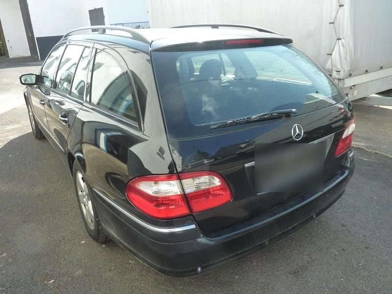 Gebraucht Mercedes E200 163 PS (119 kW) 2004 Schwarz Kombi