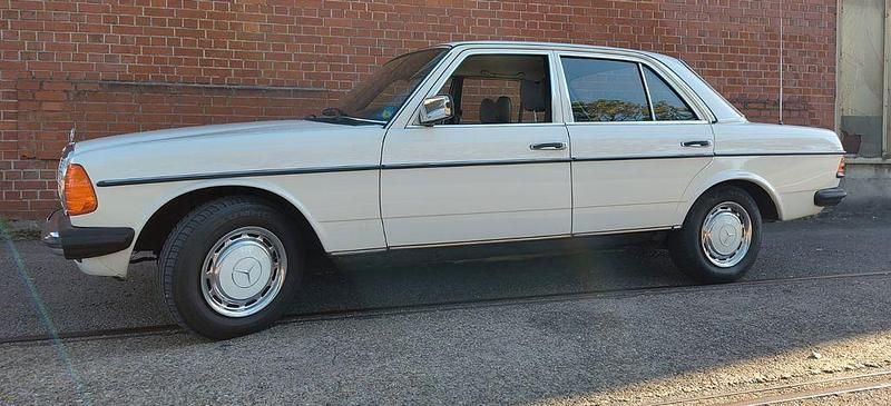 Weiß Gebraucht 1976 Mercedes 230 Limousine | 11.500 € - Bild 1/4