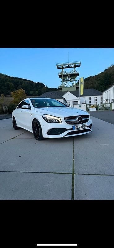 Weiß Gebraucht 2018 Mercedes CLA180 AMG line Limousine | 23.500 € (Teuer) - Bild 1/3