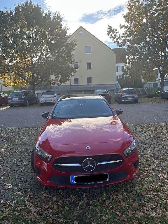 Rot Gebraucht 2019 Mercedes A180 Limousine | 18.500 € (Guter Preis) - Bild 1/4