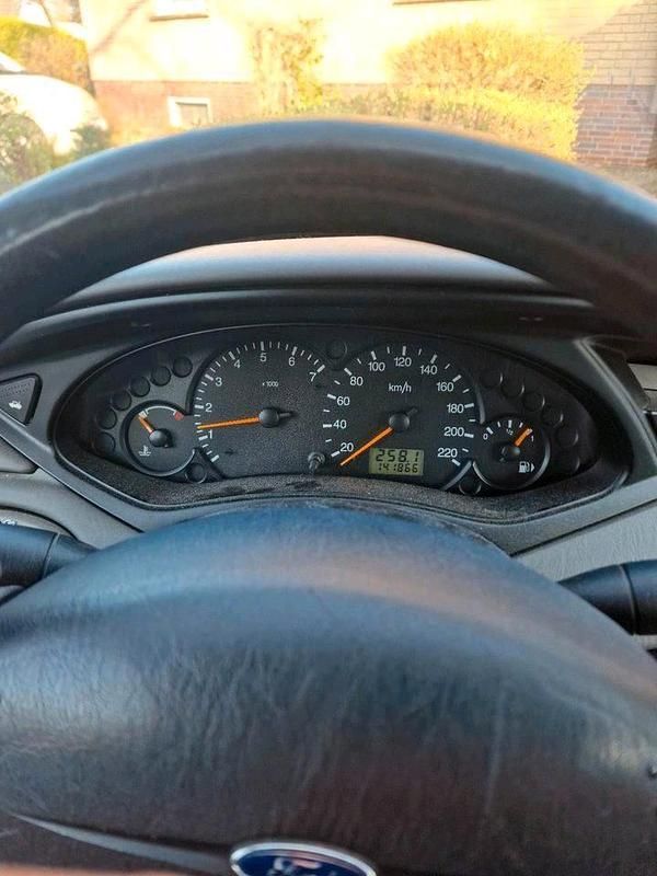 Usado Ford Focus 80 CV (58 kW) 1999 Rojo Berlina