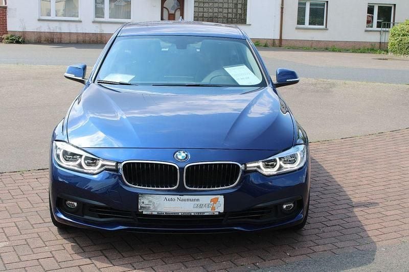 Blau Gebraucht 2017 BMW 320 Advantage Kombi | 19.980 € (Fairer Preis) - Bild 1/4