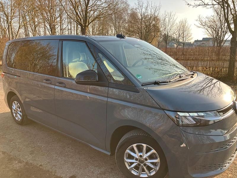 Gebraucht VW Multivan Life 150 PS (110 kW) 2025 Grau Van