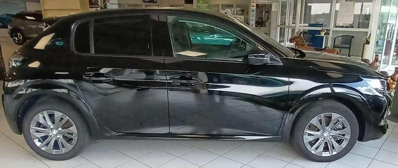 Gebraucht Peugeot e-208 Allure 100 kW (136 PS) 2023 Schwarz perla nera metallic Kleinwagen