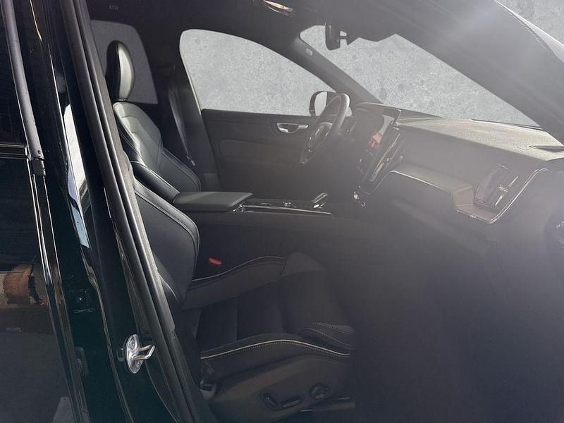 Neu Volvo XC60 Plus 455 PS (334 kW) 2025 Schwarz SUV