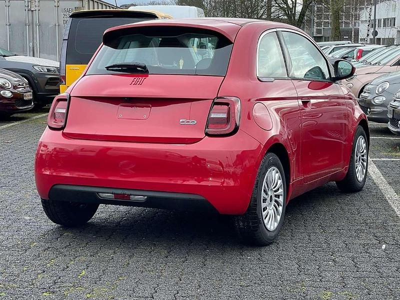 Gebraucht Fiat 500e Red 69 kW (95 PS) 2024 Colore esterno (red vr111/a) Limousine