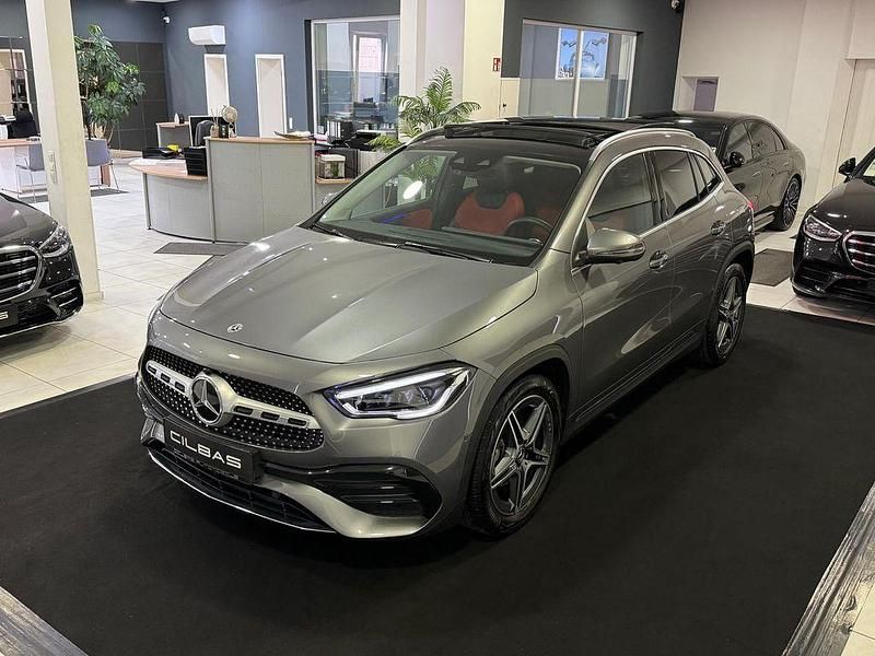 Grau Gebraucht 2022 Mercedes GLA200 AMG line SUV | 38.900 € (Etwas zu teuer) - Bild 1/4