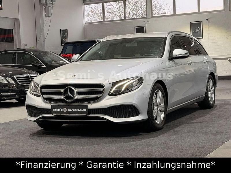 Silber Gebraucht 2017 Mercedes E220 Avantgarde Limousine | 23.500 € (Fairer Preis) - Bild 1/4