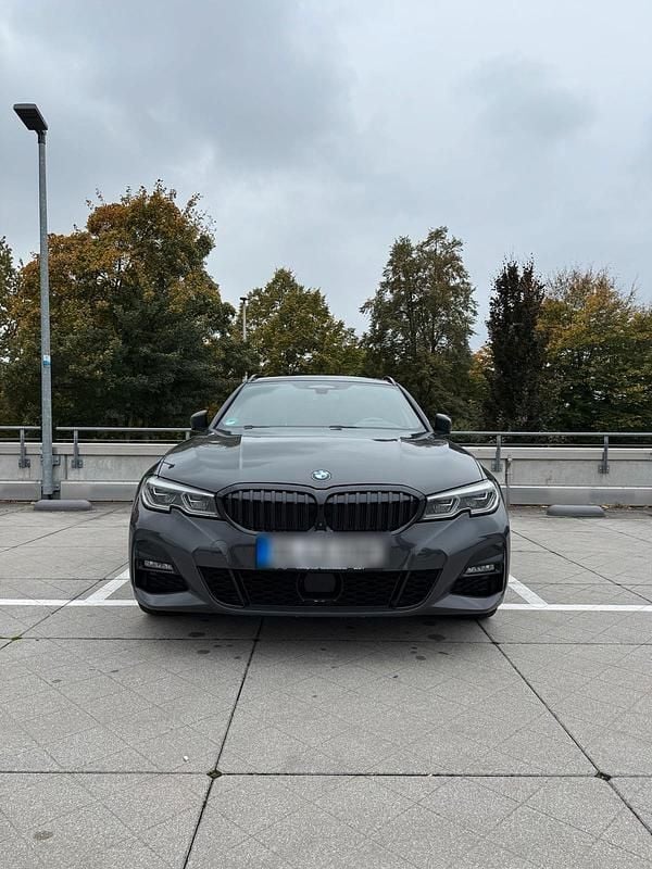Grau Gebraucht 2020 BMW 330e M Sport Kombi | 32.600 € (Etwas zu teuer) - Bild 1/4