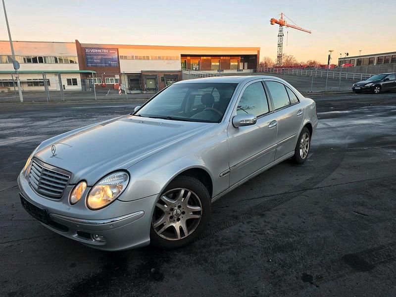 Grau Gebraucht 2004 Mercedes E220 Limousine | 2.600 € (Superpreis) - Bild 1/4