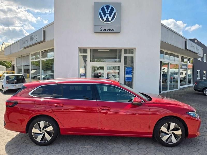 Gebraucht VW Passat 150 PS (110 kW) 2025 Rot Kombi