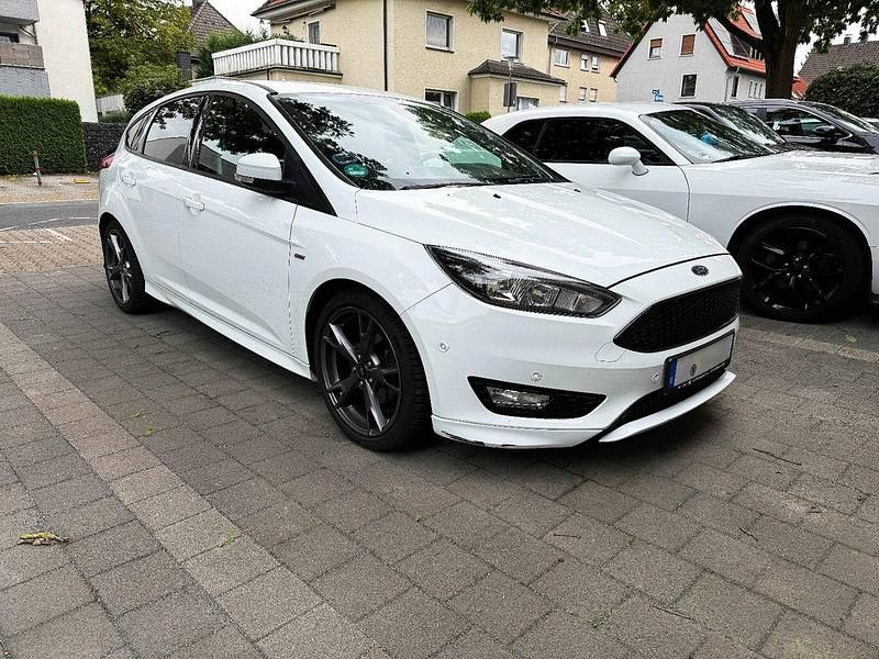 Weiß Gebraucht 2017 Ford Focus ST-Line Limousine | 7.600 € (Superpreis) - Bild 1/4