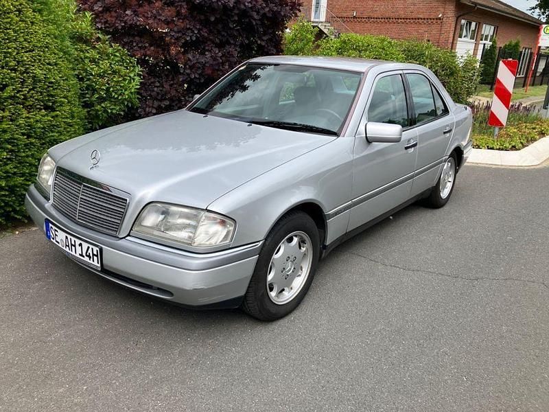 Silber Gebraucht 1993 Mercedes C280 Elegance Limousine | 7.999 € - Bild 1/4