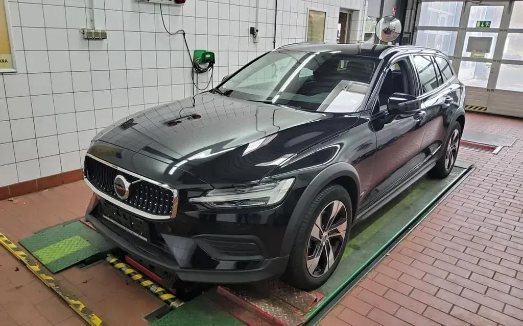 Gebraucht Volvo V60 CC 197 PS (144 kW) 2024 Schwarz onyx black / metallic Kombi