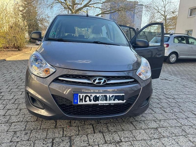 Gebraucht Hyundai i10 67 PS (49 kW) 2013 Schwarz Kleinwagen