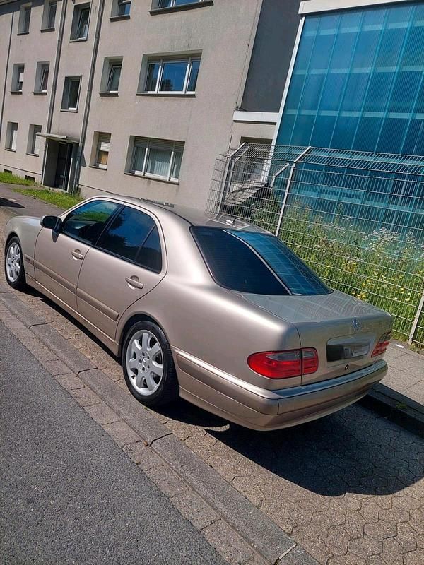 Second-hand Mercedes E200 136 CP (100 kW) 2000 Auriu Berlinǎ