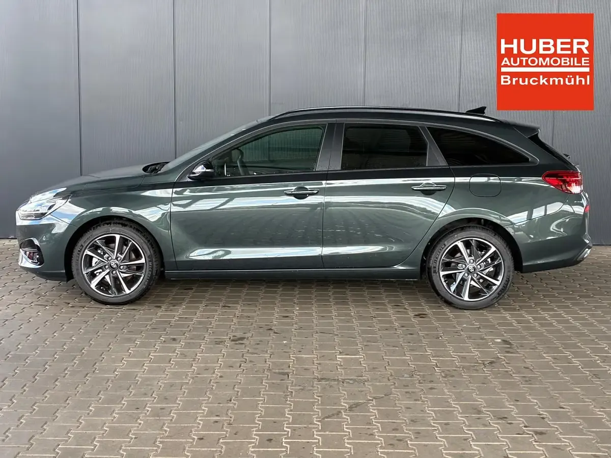 Neu Hyundai i30 Comfort 101 PS (74 kW) 2025 Cypress green Kombi