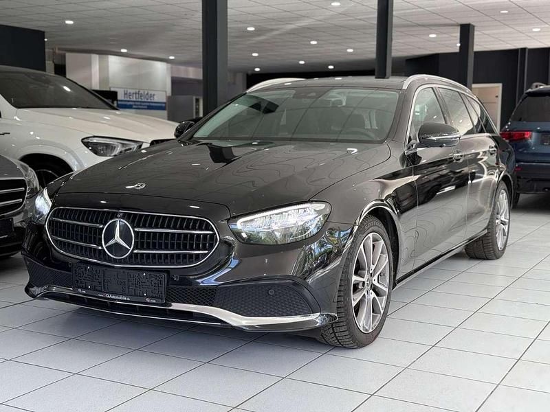 Obsidianschwarz metalliclack Gebraucht 2022 Mercedes E220 Kombi | 31.990 € (Guter Preis) - Bild 1/4